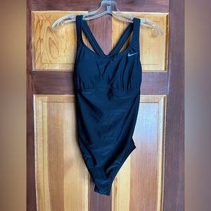 Nike Women’s M bathing suit NWT